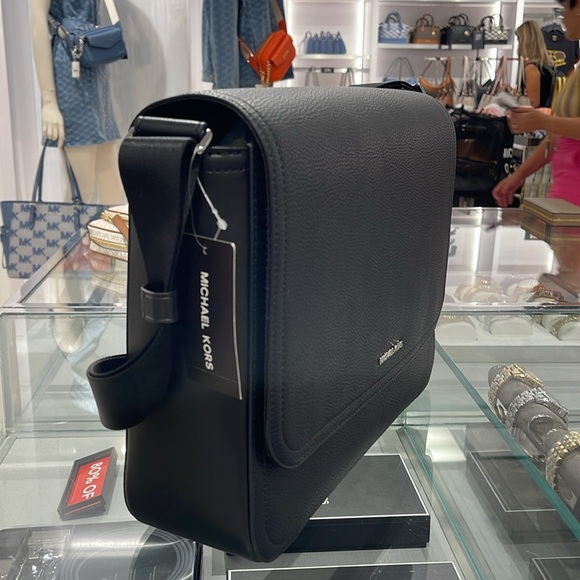 MICHAEL KORS
Cooper Messenger Laptop Bag
Black
 NWT - Picture 15 of 16